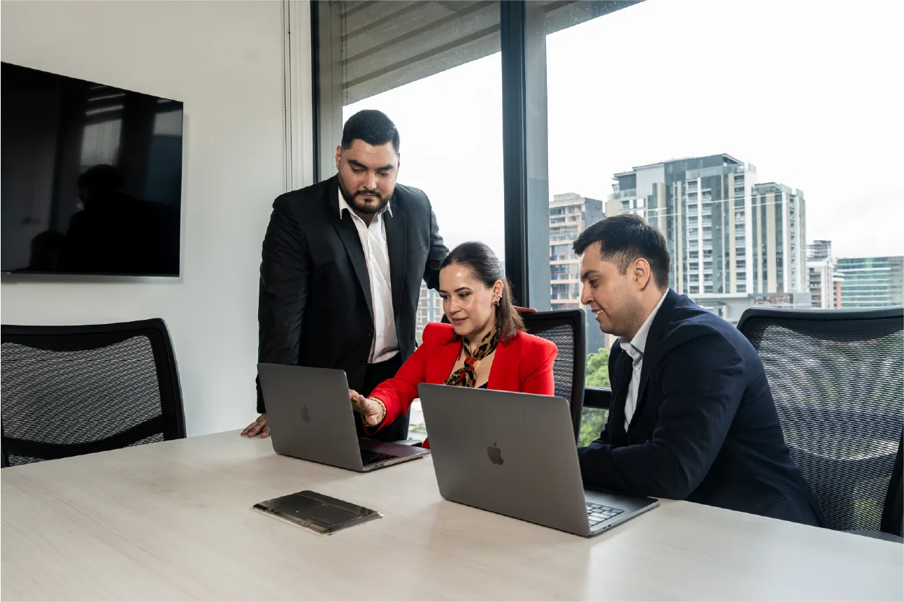 Equipo de consultoría tecnológica trabajando