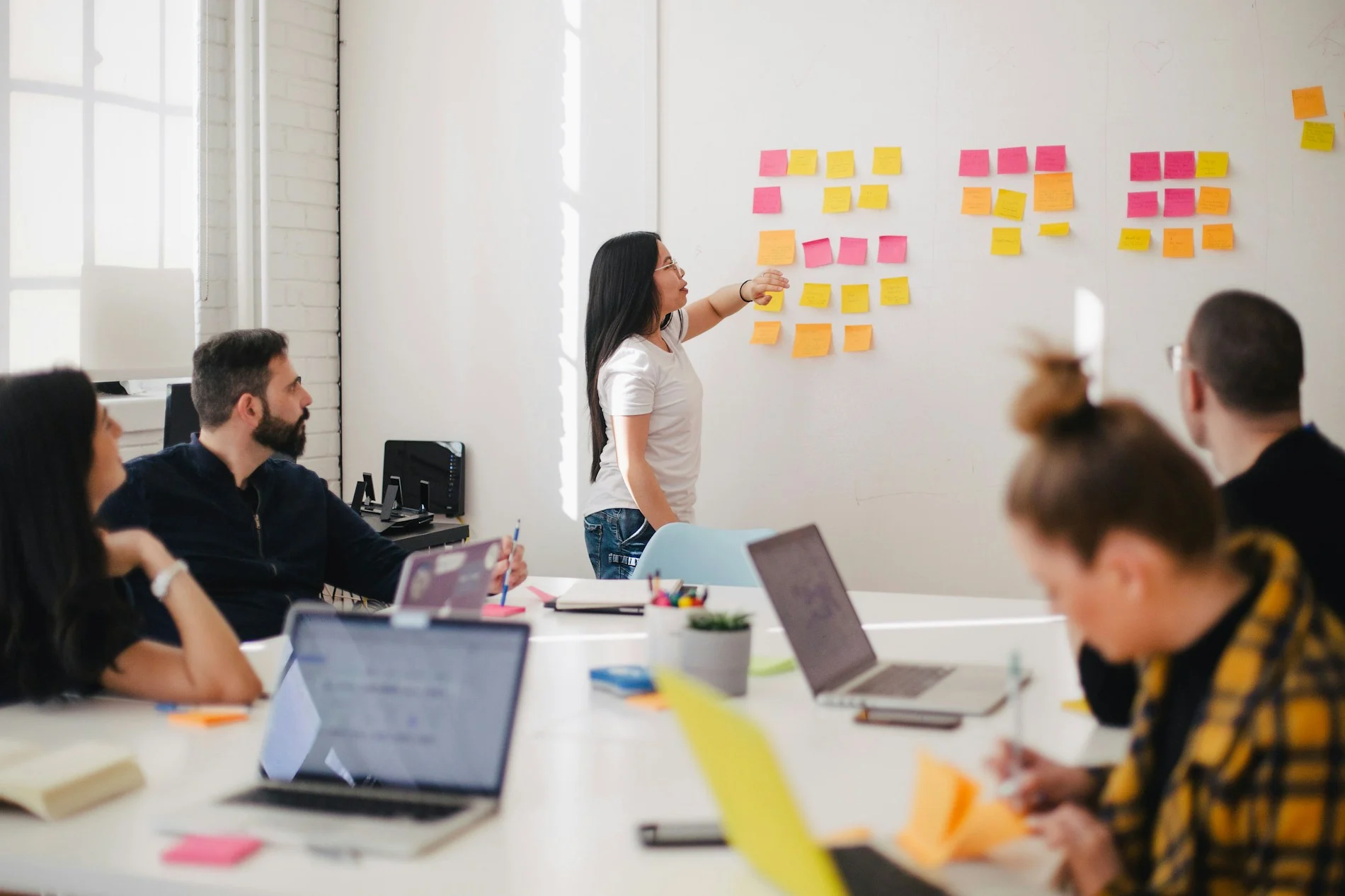 Equipo trabajando con tecnologías empresariales